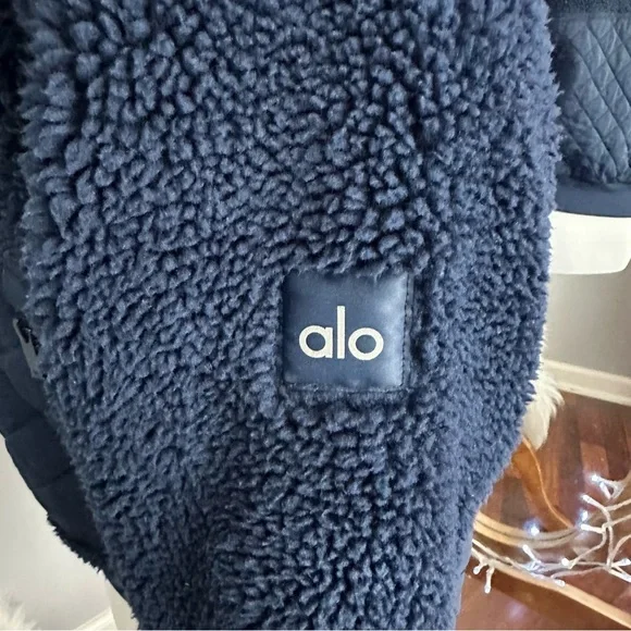 ✨Limited Edition✨ Alo Sherpa Edge Bomber in navy - Picture 13 of 14